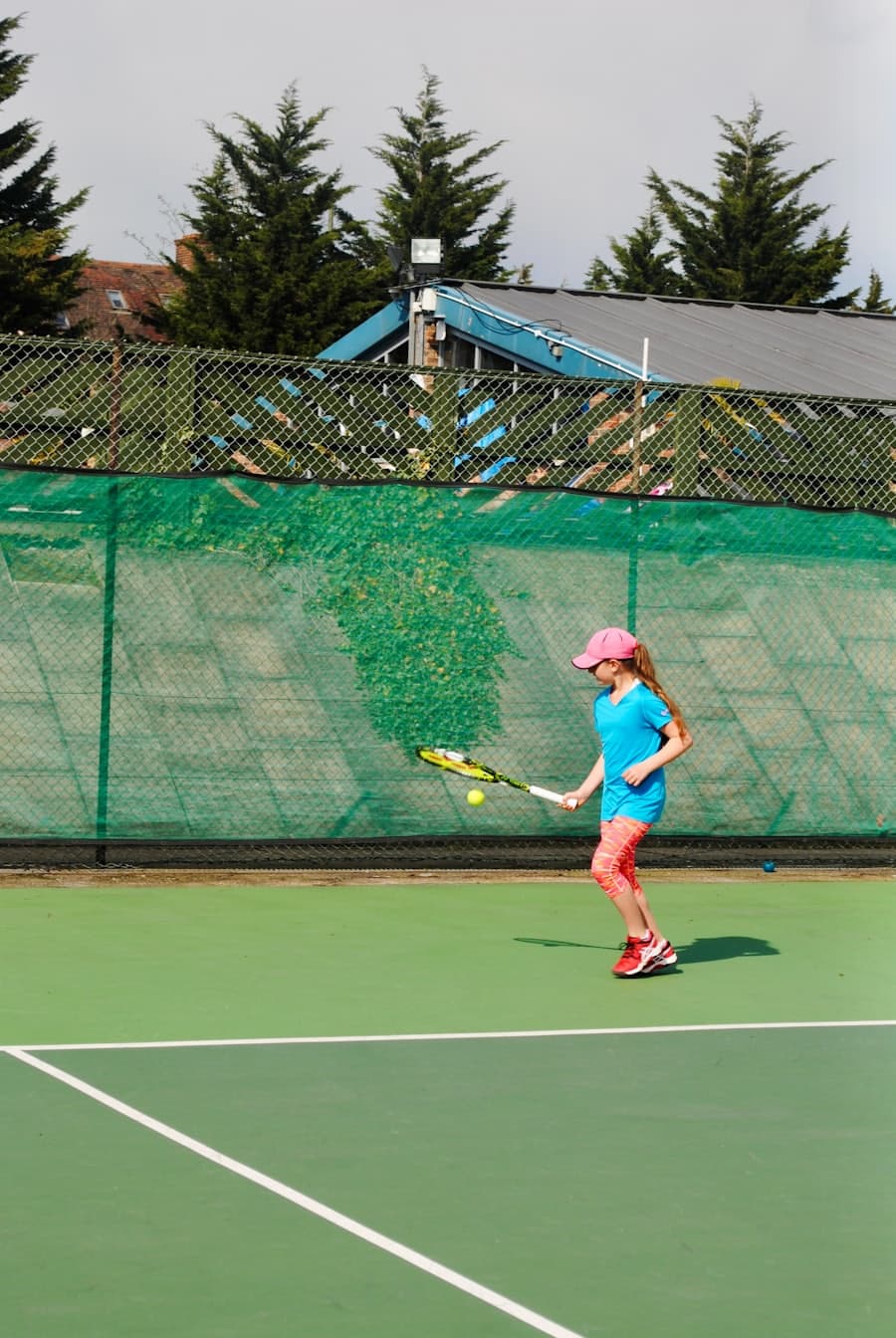 Tennisspielerin auf dem Vereinsplatz